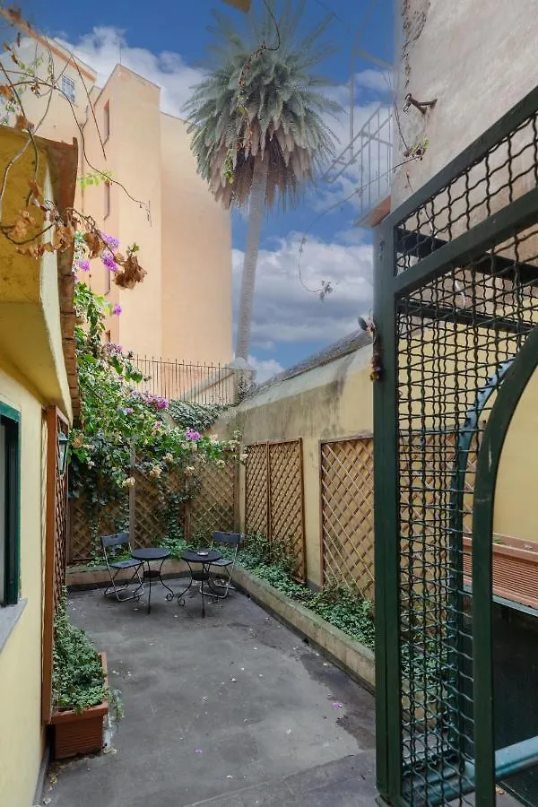 Cozy Apartment With Private Garden At Spanishsteps Rome 0*,  Italy