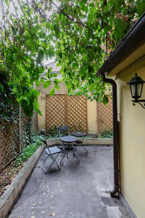 Cozy Apartment With Private Garden At Spanishsteps Rome